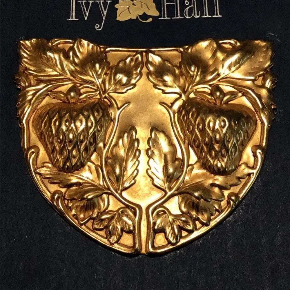 Brooch or scarf clip or hat pin from Ivy. Hall